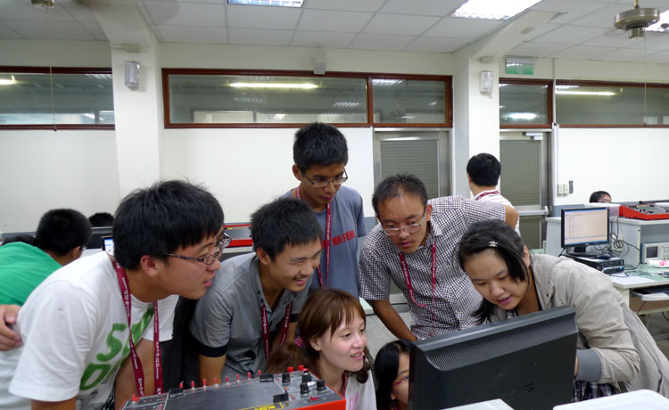 万象城官网学生与逢甲大学学生探讨手动实验